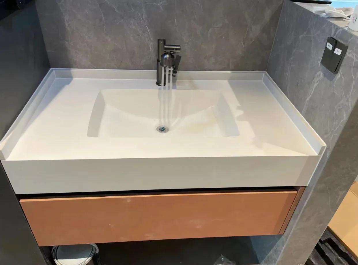 浴室柜一体盆选陶瓷好还是岩板好,浴室柜是用一体陶瓷盆还是大理石