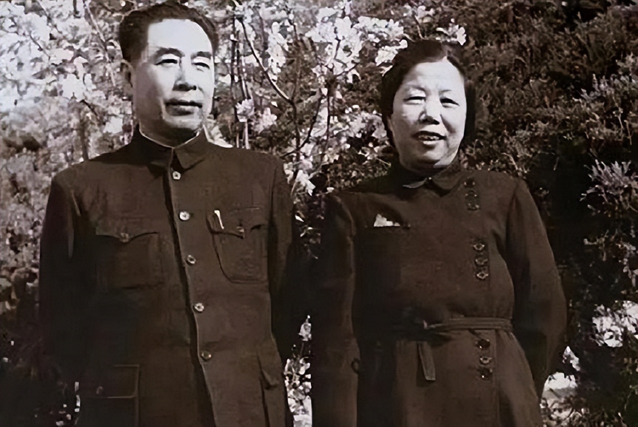 周总理去世前不断望向门口，护士疑问，后来才知他在等妻子*颖超邓**