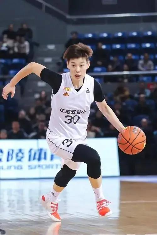 中国女篮战胜日本，获得亚洲杯冠军，感谢15位女篮功臣！