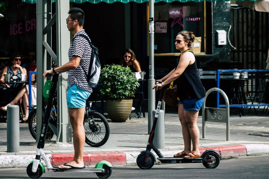 永久折叠电动滑板车能上路吗,电动滑板车与普通滑板车区别