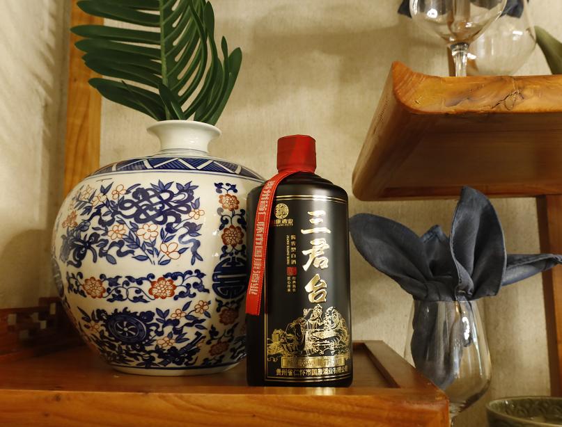 茅台酒瓶处有酒渗出,茅台酒瓶瓶身有气泡