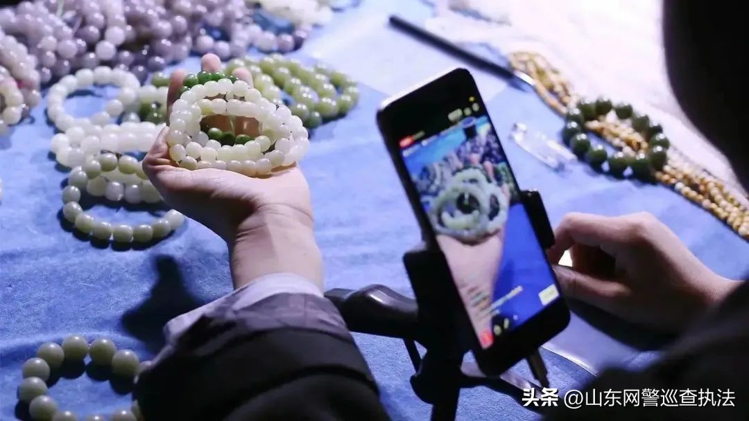 “玉随有缘人”?有奖竞猜可低价购得天价原石,女子在直播间被骗22万!