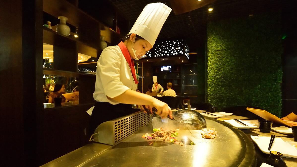 燃情铁板万物烧，烈焰闻香识味趣