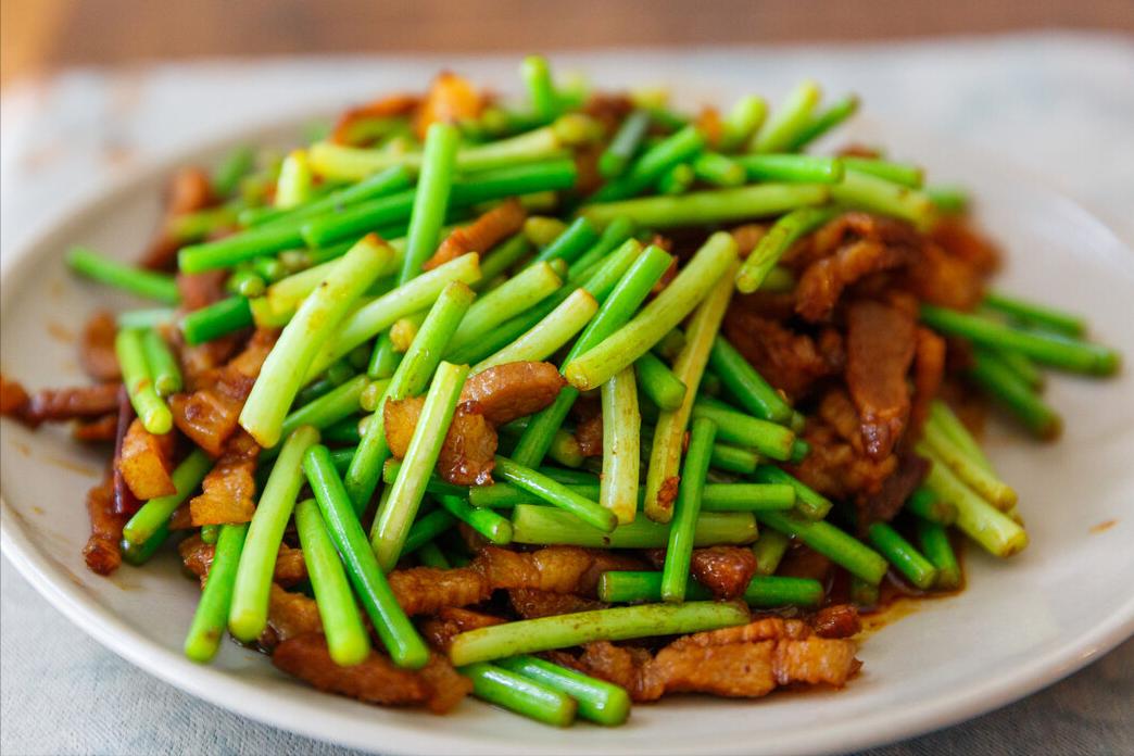 炒蒜苔时不要直接下锅炒,炒蒜苔学会这个技巧好吃又入味