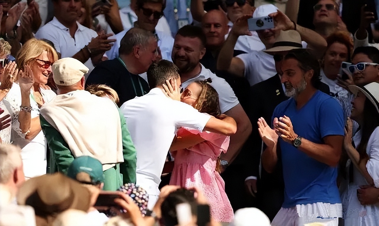 德约现身球场练习,德约帅气背身救球