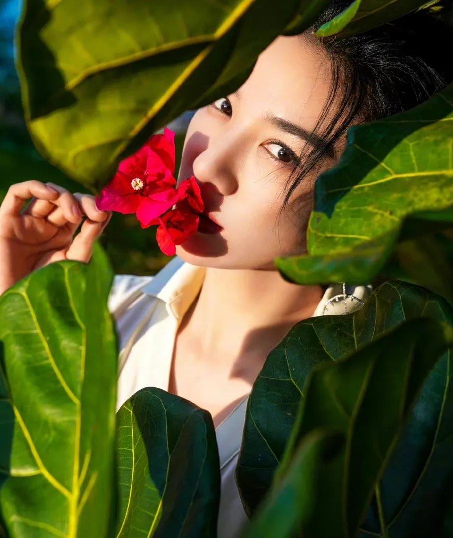 黄奕穿丝绸睡袍身材太好了，成熟有韵味女人好迷人