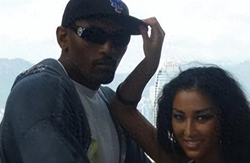 中国女歌手爱上外籍黑人,同居后被家暴至肛裂,如今40岁无人敢娶