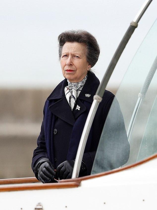 查尔斯和安妮公主兄妹情深,安妮公主和菲利普亲王小时候