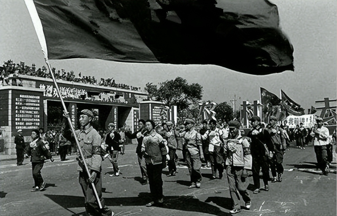 发生在*疆新**的人蝎大战,年轻的知青们危在旦夕,生死关口天降神兵