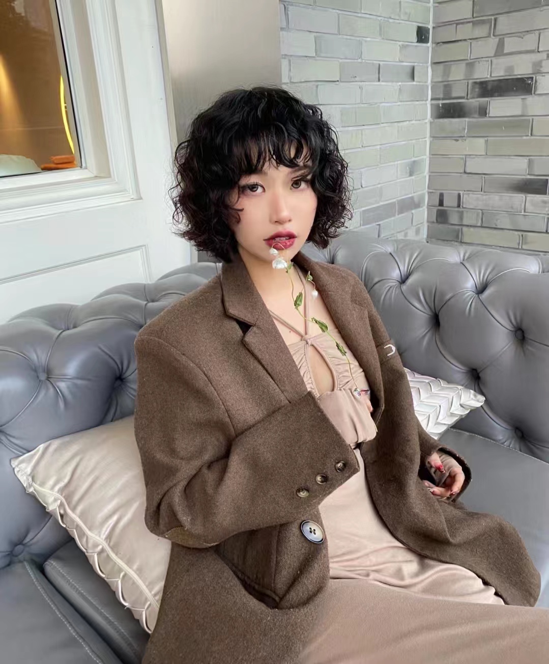 流行的短发型黑色减龄,挂耳短发2023爆款洋气