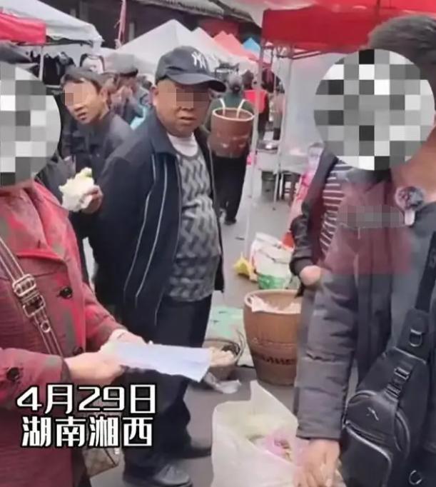 是雁过拔毛还是摆拍？湖南男子买菜被大妈收卫生费，不给钱不让走