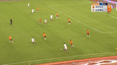 趁外援打盹25岁中国飞翼原地起飞！单场梅开二度，杀死比赛