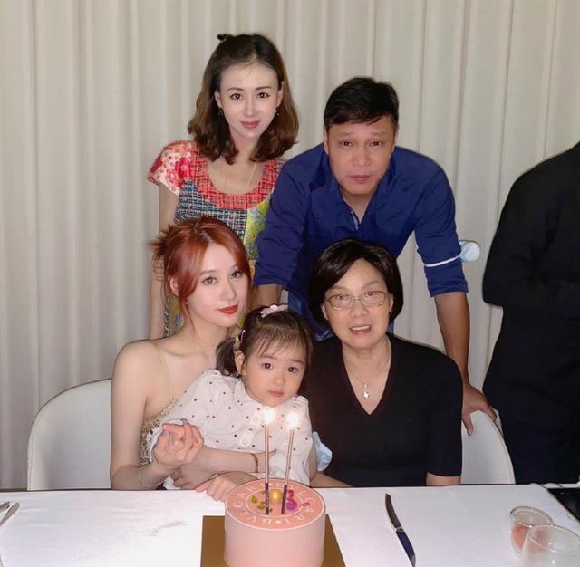 范志毅女儿看奶奶穿黄色羽绒服,范志毅女儿晒照