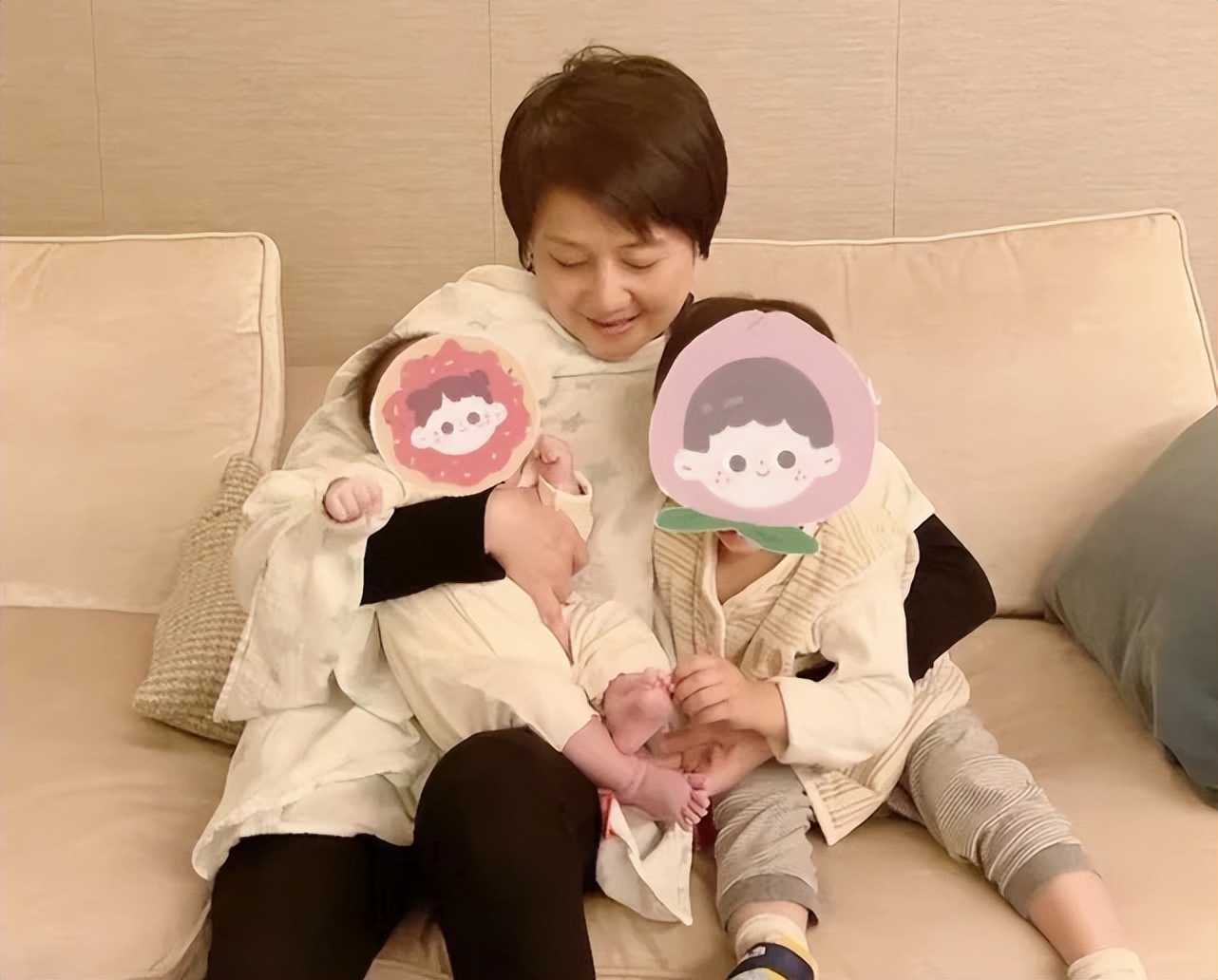 奚梦瑶晒与老公何猷君合照照片,奚梦瑶与何猷君出席家族活动