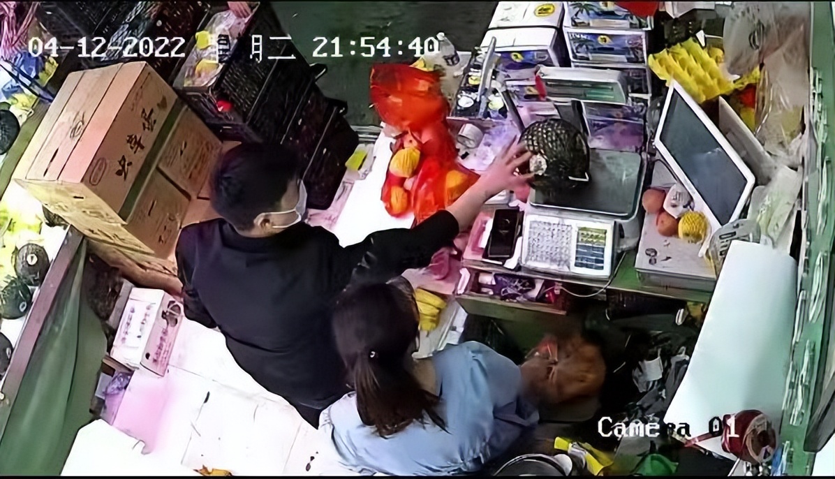 商贩勾结压低收购价格,高价代购小哥处理结果