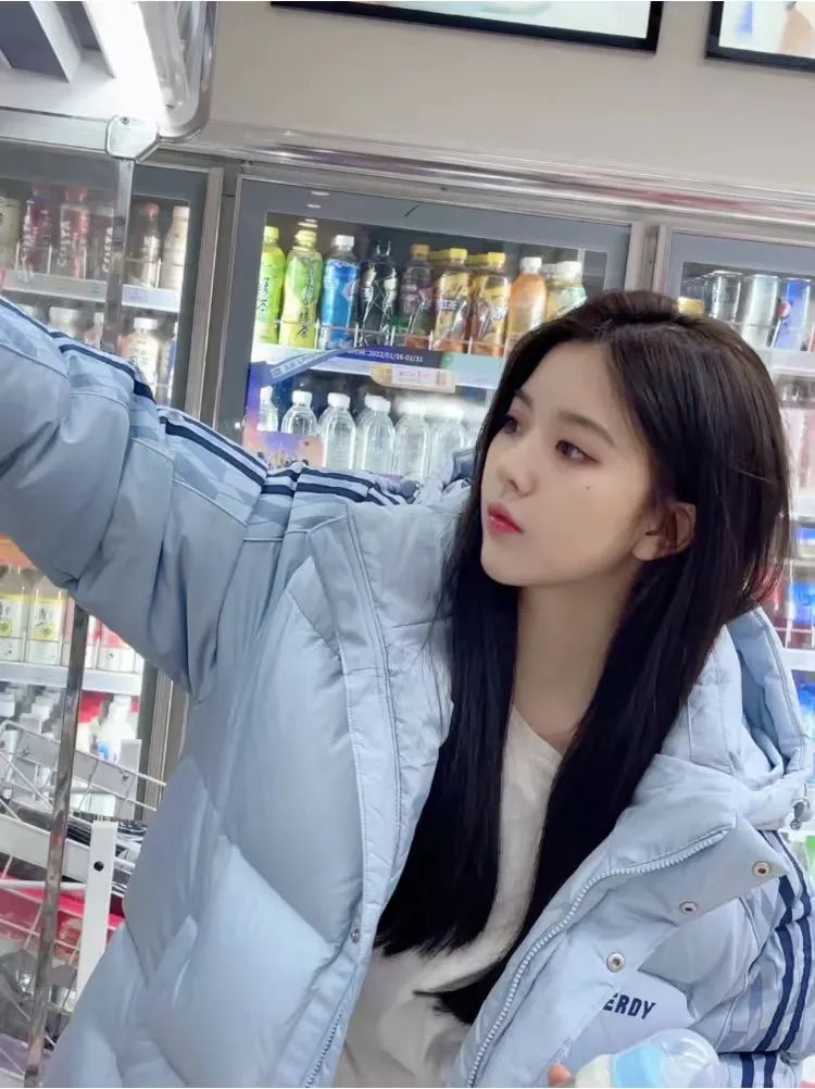 白色长款羽绒服韩系裙子穿搭,今年流行穿搭羽绒服加什么靴子