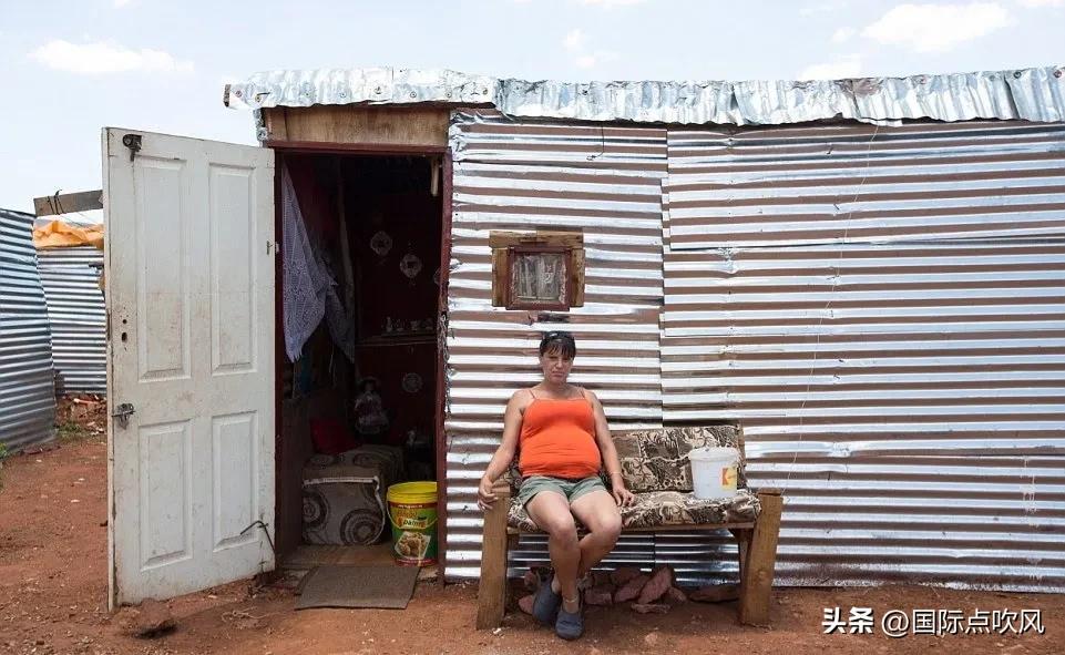 南非“黑白”地位大翻转，黑人翻身做主人，40万白人住贫民窟