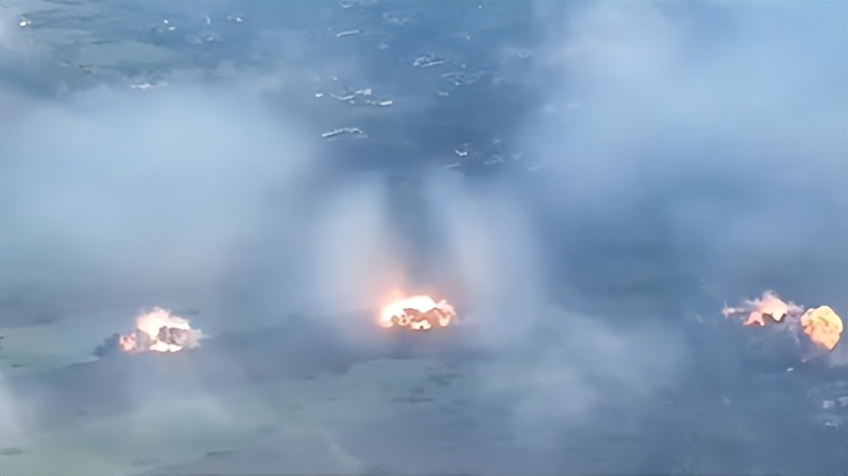 乌军进攻堑壕被反步兵地雷炸死,乌军士兵冲锋被友军手榴弹击中