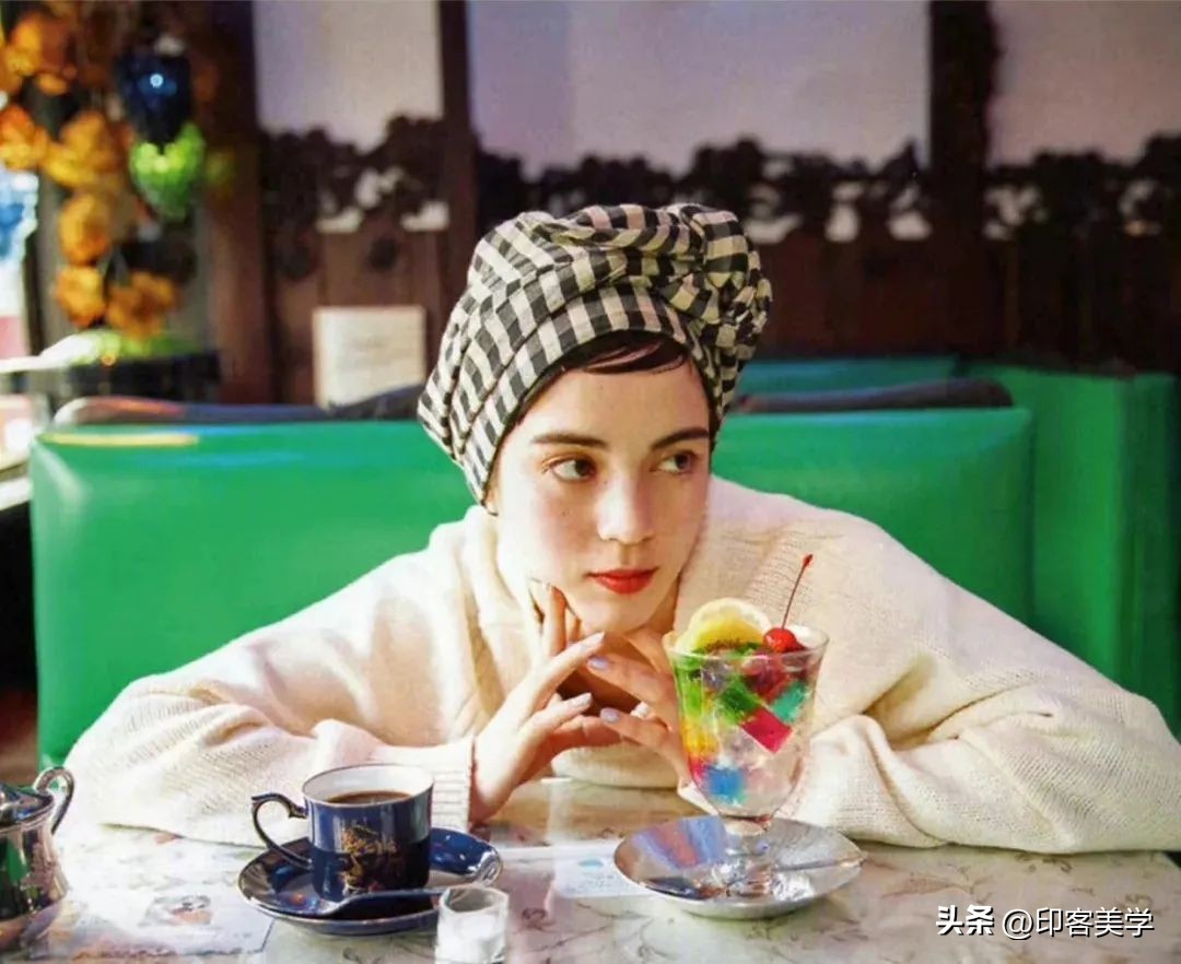 当下时尚怪现象:富婆背假包,社畜吃土买二奢