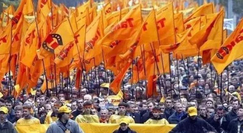 “哭泣”的小国乌克兰，是抱错了欧美的大腿还是被俄罗斯挖了坑？