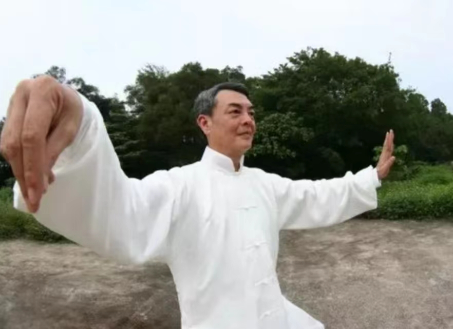 73岁知名港星自曝患癌！化疗数次头发*光脱**脸苍白，一针费用近4万