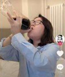 浪胃仙：男扮女装搞吃播，是在吃“性别红利”？如今却被质疑催吐