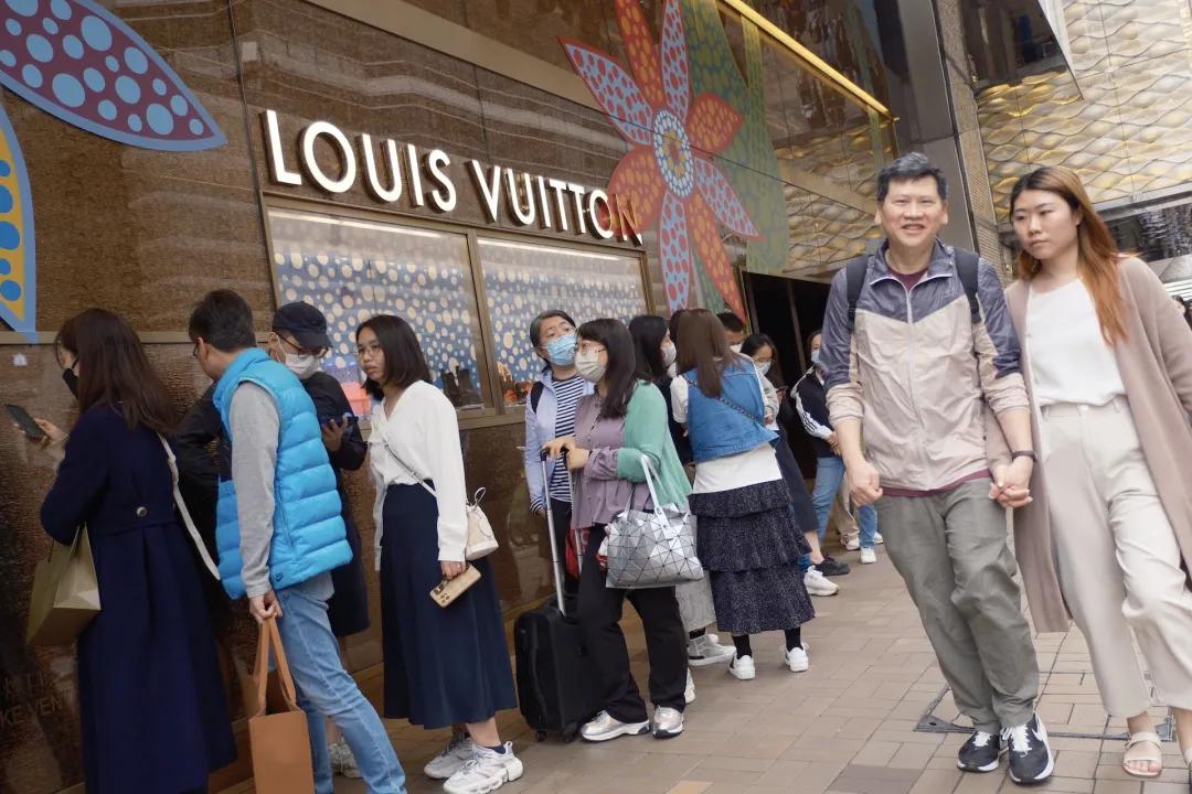 中国旅客湧广东道名店排队买名牌包，有游客日花10万！