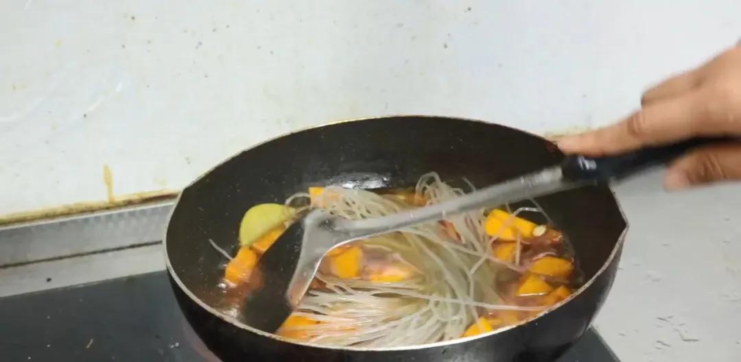 做菜的时候盐加多了应该怎么办,炒菜盐太咸了怎么补救