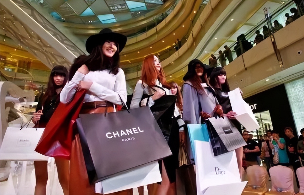 网友批高价炒lv帆布袋又蠢又虚荣,网友批高价炒lv帆布袋