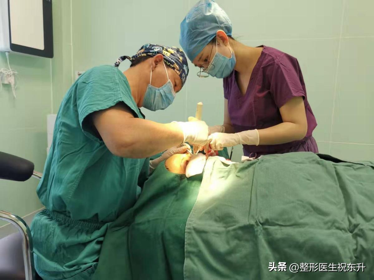 眼周衰老、上下眼皮松垂，做了眼袋和提眉，一下子年轻8、9岁!