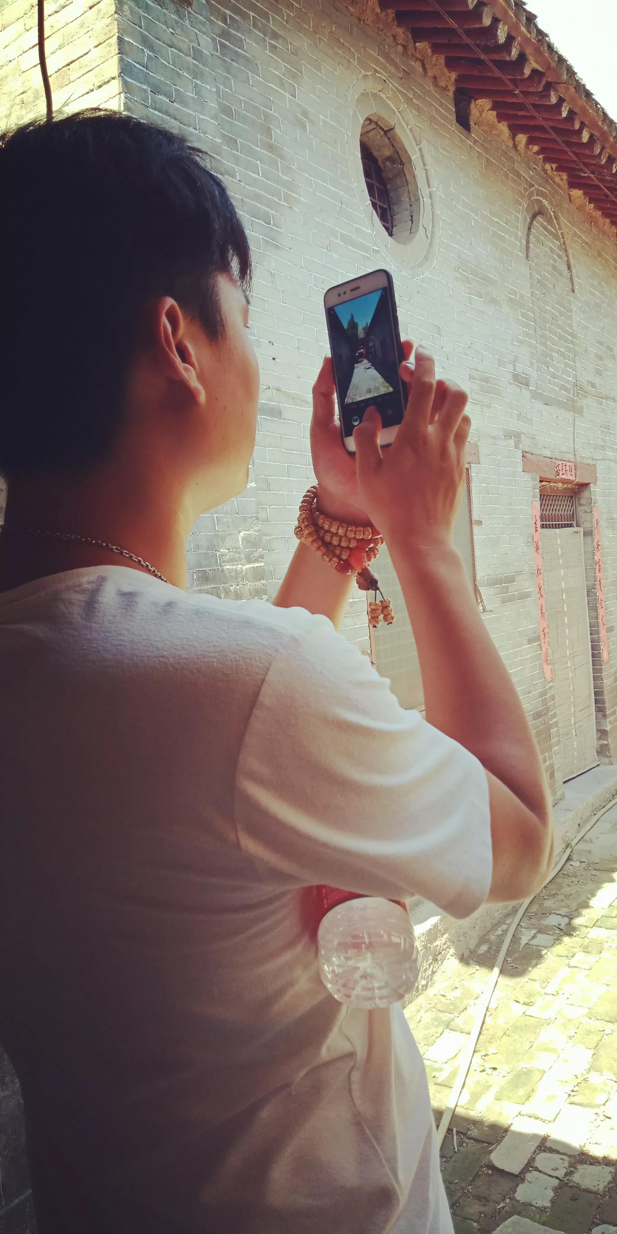 两个忘年猴朋友″