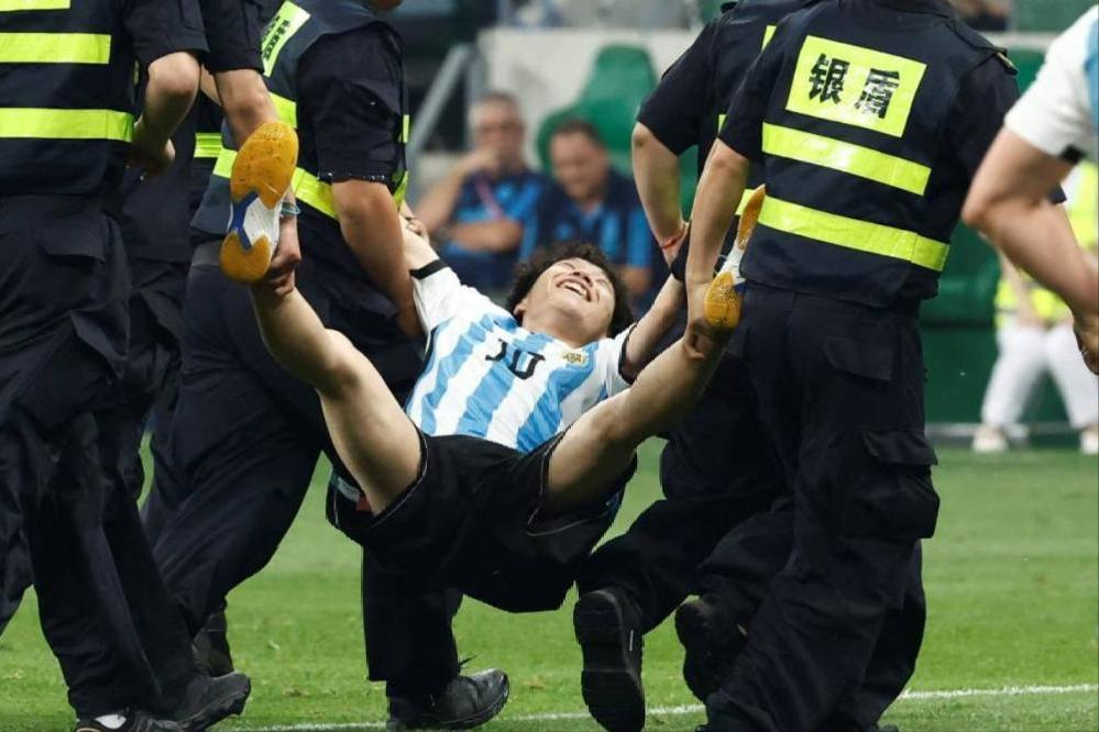 足球球迷疯狂举动,足球场上疯狂的球迷