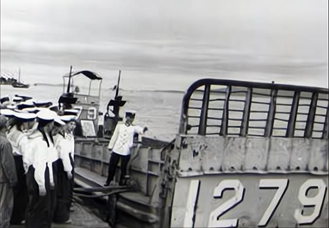 1964年，他只身一人驾驶登陆艇起义，国防部直接奖励黄金600两