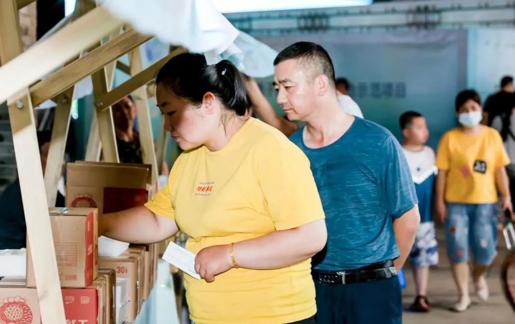 按下快进键跑出加速度闯出新路子,凝心聚力按下脱贫攻坚快进键