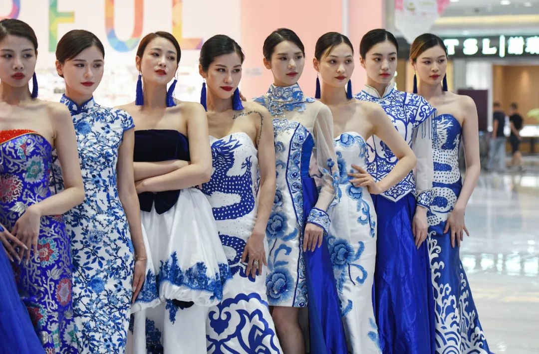 热辣较劲！国际胸模大赛第二场海选20位佳丽激情PK，场面惊艳