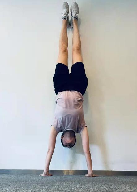 朱亚文在乡下,朱亚文和老婆穿一身黑衣出席活动