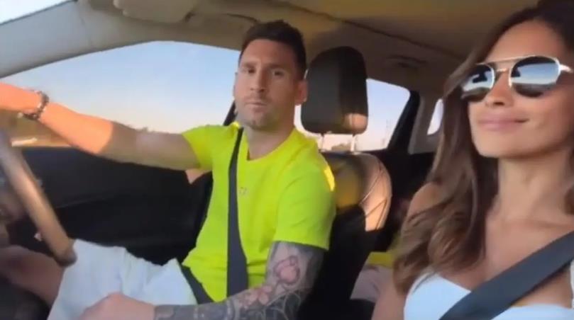 尴尬与温馨！梅西无缘任何奖项却和妻儿畅享假期，娇妻身材火爆