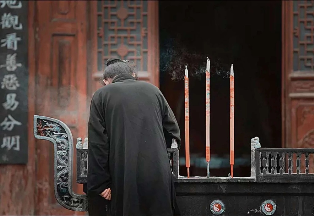 上香三柱各代表什么,上香为何是三根香