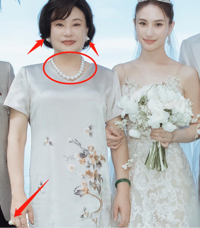 何超莲头戴皇冠走路,何超莲婚礼赌王三太太同款礼服