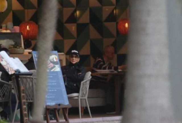 84岁谢贤罕有戴墨镜露出真容,85岁谢贤步履蹒跚