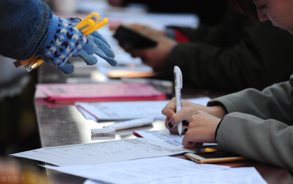 招聘里含五险一金的是事业编制吗,事业单位招聘专科可报五险一金