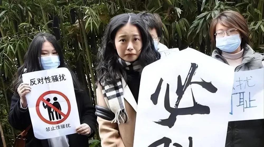 弦子朱军最近新消息,弦子二审败诉后当街宣读的视频