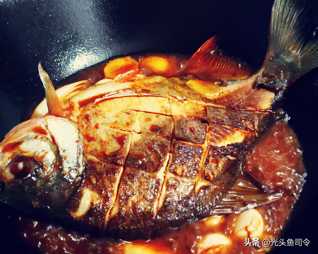 钓条不认识的鱼，肚皮是红色的，差点被咬伤，网友：食人鱼？