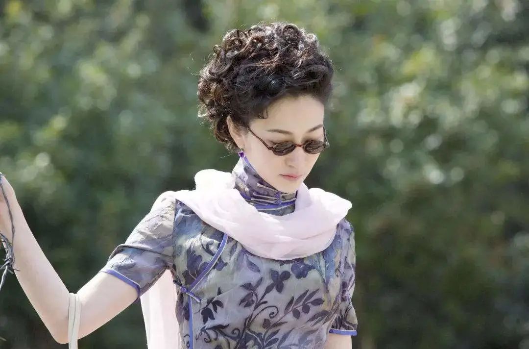 刘嘉玲关晓彤同框,穿旗袍大秀窈窕好身材