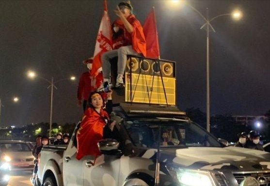 国足惨败越南球迷采访视频,国足越南球迷赛后反应