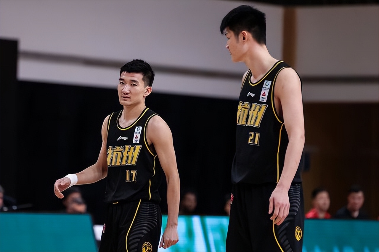 广厦半节2分痛失好局，场边女粉丝被“打哭”，球迷：感觉有猫腻