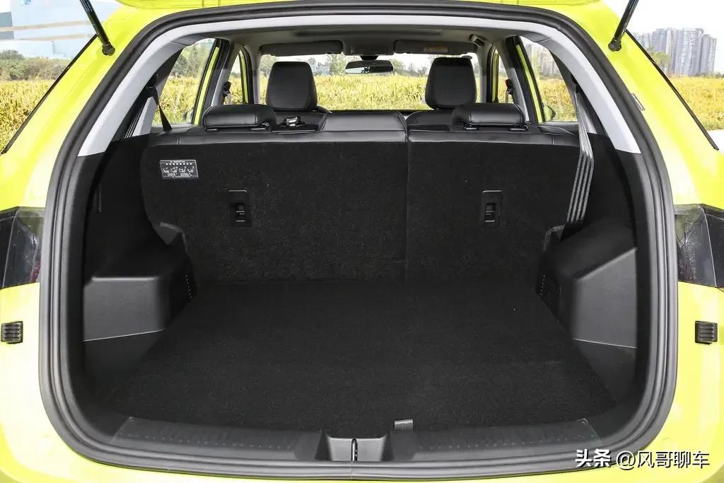 五菱推出“神车”星驰，5万多元SUV，油耗6.4升，配置给这么多？