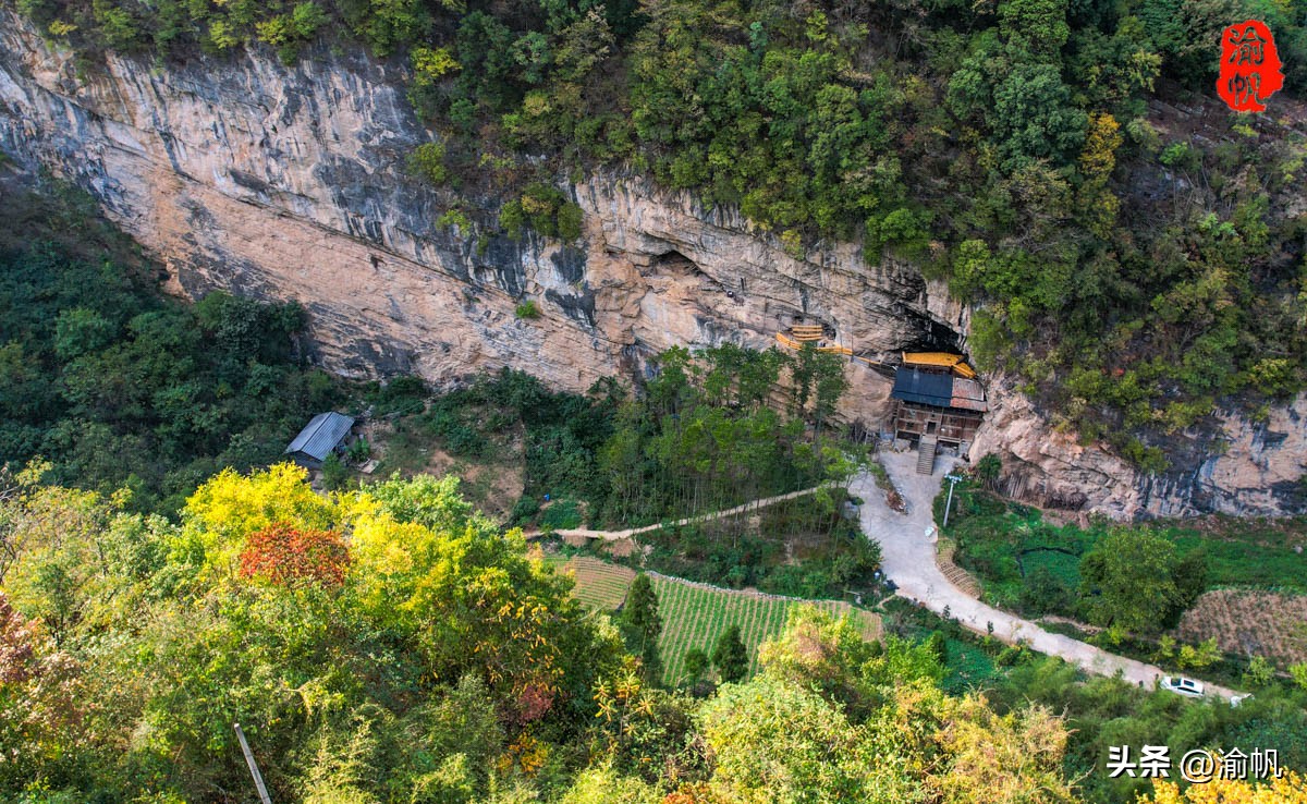 重庆深山悬崖上发现辉煌建筑房屋,重庆大山悬崖峭壁发现千年古房子