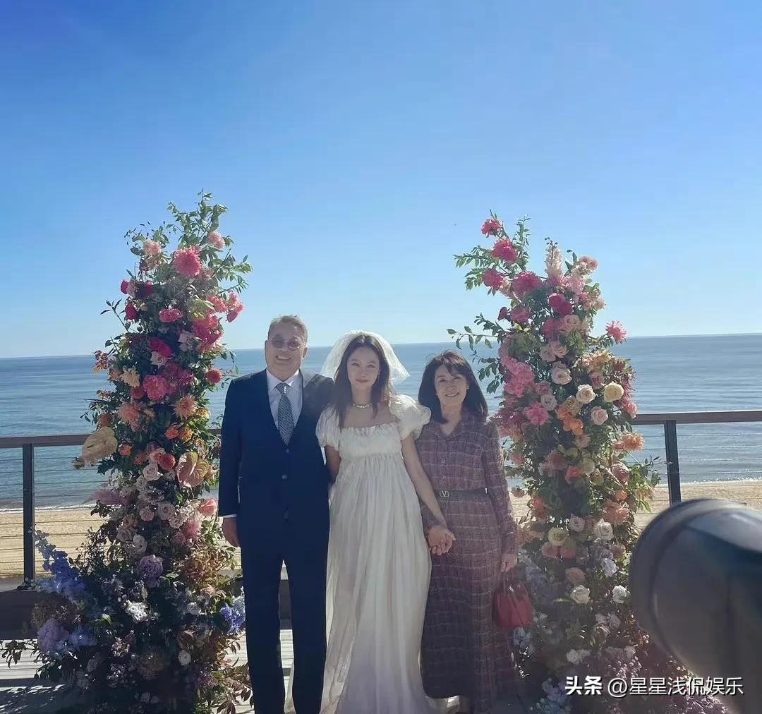 孔孝真同款婚礼婚纱照,孔孝真现身机场