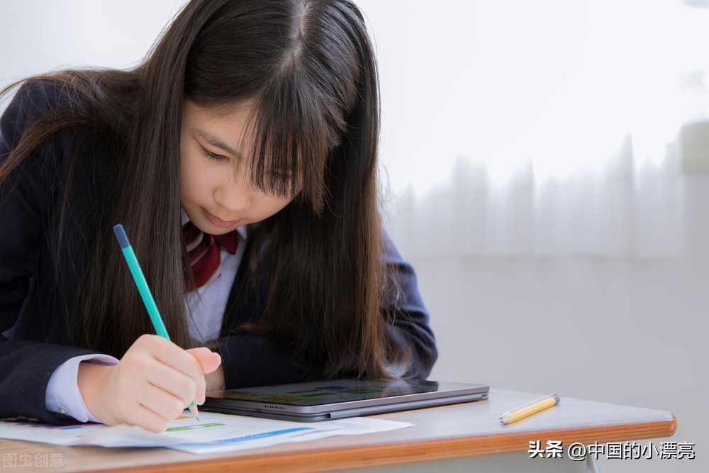 13岁女孩拔自己的头发,拔发癖的女孩